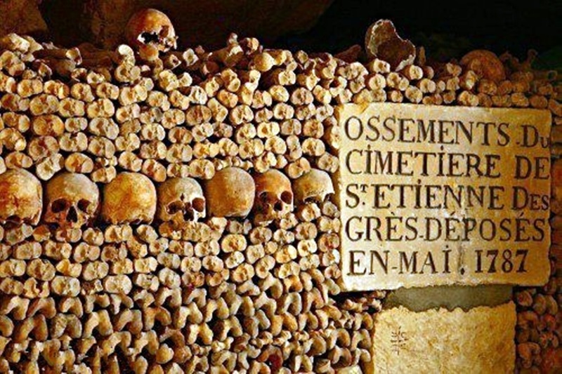  Paris'te ürkütücü bir mekan:Catacombes 