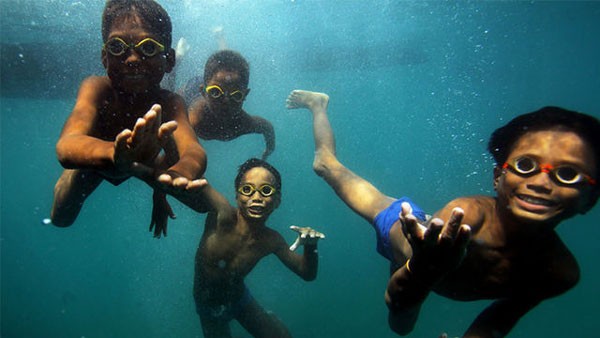 Bazı Bajaulu çocuklar denizle o kadar vakit geçiriyor ki gözleri su altında daha iyi görmeye başlıyor.