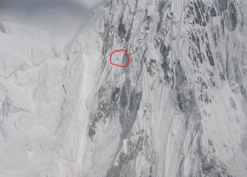 Rupal Duvarı ve üstünde bir dağcı.