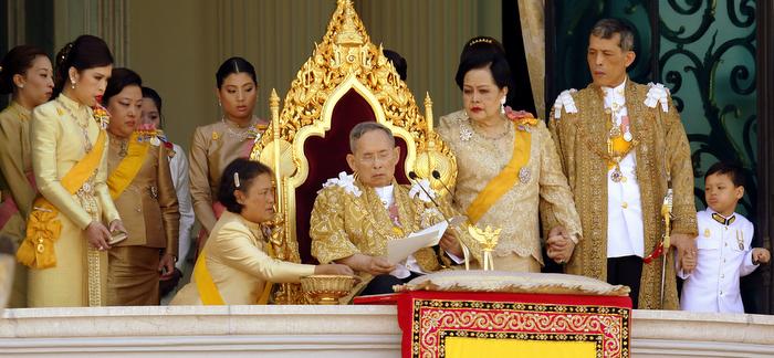 Princess Maha Chakri Sirindhorn assists Thailand's King Bhumibol Adulyadej (C) as he delivers his birthday speech from the balcony of the Grand Palace together with Queen Sirikit (3rd R), Crown Prince Maha Vajiralongkorn (2nd R), Princess Chulabhorn (L) and other members of royal family in Bangkok December 5, 2011. King Bhumibol celebrates his 84th birthday on Monday. REUTERS/Stringer (THAILAND - Tags: ROYALS TPX IMAGES OF THE DAY HEALTH) THAILAND OUT. NO COMMERCIAL OR EDITORIAL SALES IN THAILAND